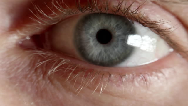 Die-Pupille-des-Auges-verengt-sich-nach-intensivem-Licht