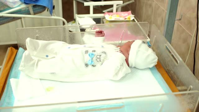 Kleines-neugeborenes-Baby-in-einer-Wiege-im-Krankenhaus-liegen.