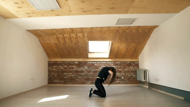 Chica-atractiva-bailando-pilla-en-fondo-marrón-studio