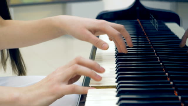 El-primer-plano-de-las-manos-de-músico-tocando-el-piano.-Sin-cara.-4K.