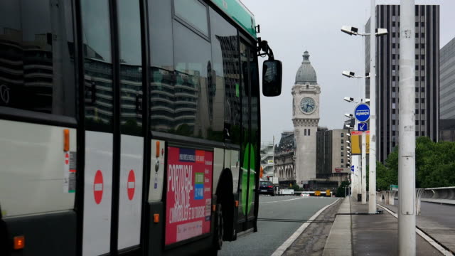 Öffentlicher-Busverkehr-über-Brücke-auf-Seine-in-Richtung-Gare-de-Lyon-Bahnhof-in-Paris,-Frankreich