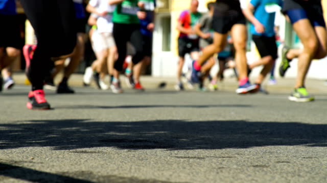 Piernas-de-los-corredores-de-maratón-Closeup
