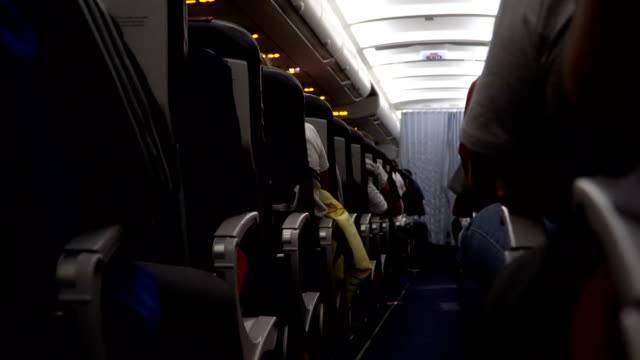 Innenraum-des-Flugzeugs-mit-Passagieren-auf-Sitz-während-des-Fluges.-Stühle-auf-Gang