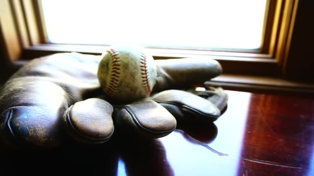 Vintage-Baseball-Handschuh-und-Ball