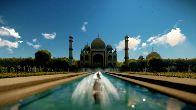 Taj-Mahal-con-turistas-contra-el-cielo-azul,-inclinación-4K