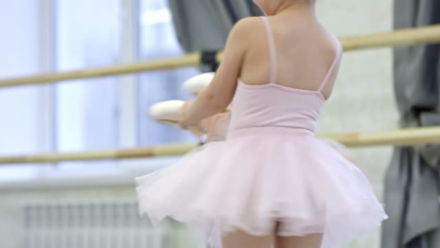 Pequeña-bailarina-con-lección-de-Ballet