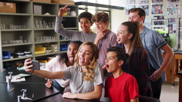 Gruppe-von-Schülerinnen-und-Schüler-nehmen-Selfie-im-Biologie-Unterricht