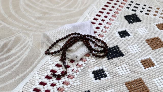 in-einem-muslimischen-Gebet-und-Lob,-Gebetsteppiche-und-Gebetskette-für-Islam-und-Gebet-zu-beten