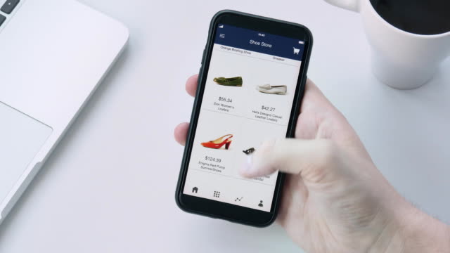 Compras-en-línea-utilizando-smartphone-app-y-elegir-calzado