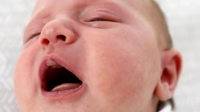 Gesicht-eines-neugeborenen-Babys-weinen-Nahaufnahme