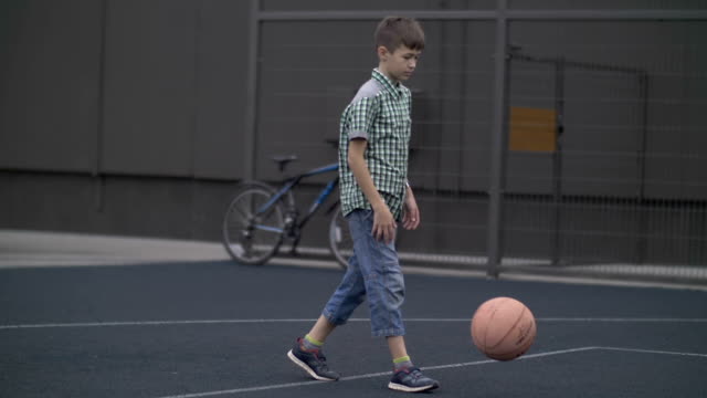 Junge-ausgebildet,-um-Basketball-zu-spielen