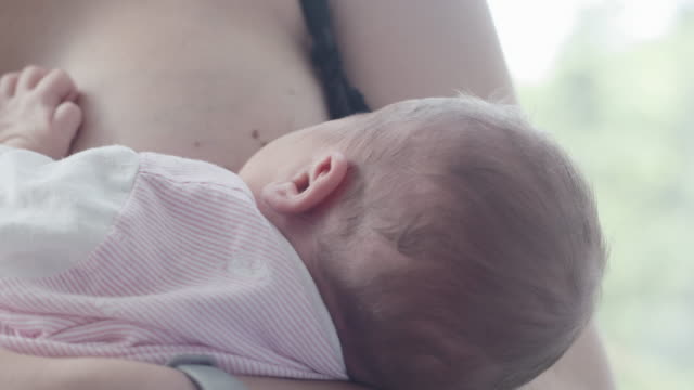 Madre-con-su-bebé-en-período-de-lactancia