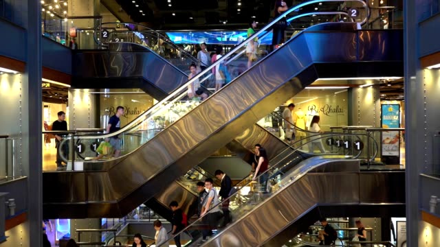 Consumo-lleno-de-escaleras-mecánicas-en-el-centro-comercial