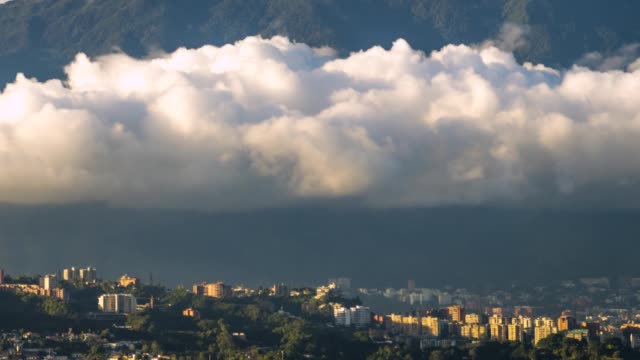 Schwenken-der-Ansicht-der-östlichen-Bezirk-in-Caracas-Stadt-Tal
