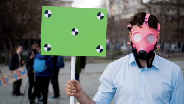 Demonstrant-streiken-über-Umweltverschmutzung.-Mann-in-Rosa-Gasmaske-hautnah.