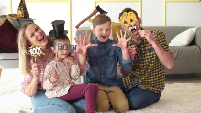 Porträt-der-glückliche-Familie-Halloween-zu-Hause-verbringen