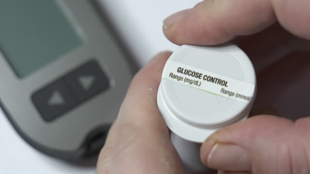 Paciente-con-diabetes-usando-un-medidor-de-glucosa-en-sangre-para-prueba-de-glucosa-en-la-sangre