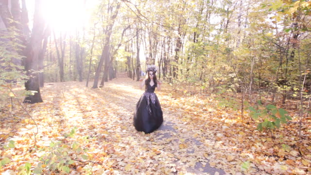 Chica-Zombie-caminatas-por-el-bosque.