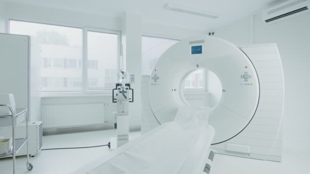 Medizinische-CT-oder-MRT-oder-PET-Scan-in-das-moderne-Krankenhaus-Labor-stehen.-Technologisch-und-funktional-Mediсal-Ausrüstung-in-einem-sauberen-weißen-Raum.-Langsam-Richtungskontrolle.