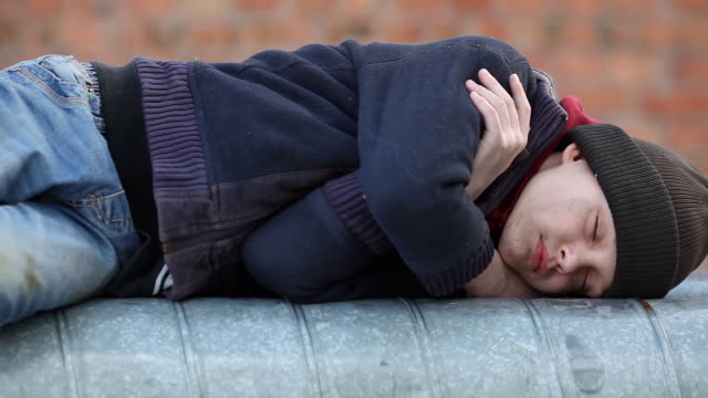 niño-sin-hogar-durmiendo-en-un-tubo-de-calefacción