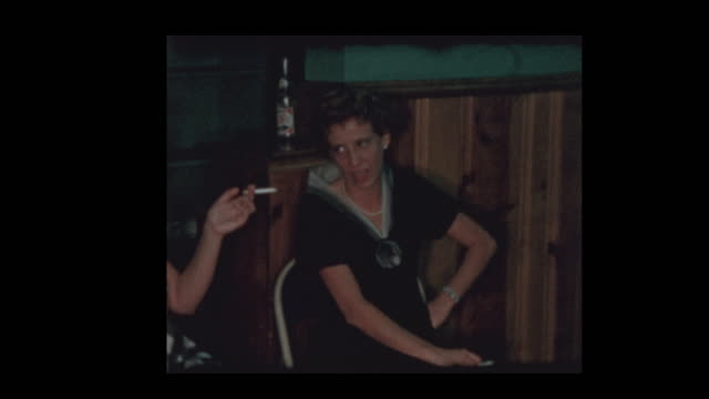 1959-Frauen-rauchen-vor-Kind-auf-party