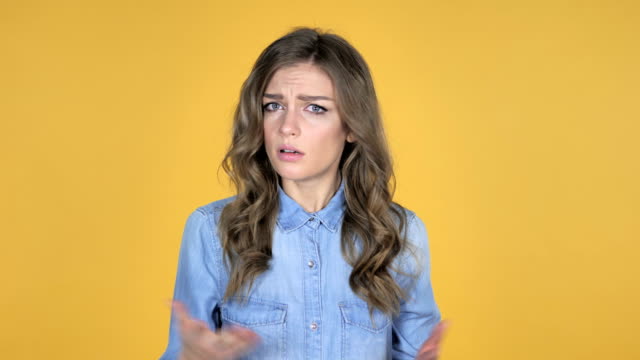 Junges-Mädchen-mit-Frustration-und-Wut-auf-gelbem-Hintergrund-isoliert