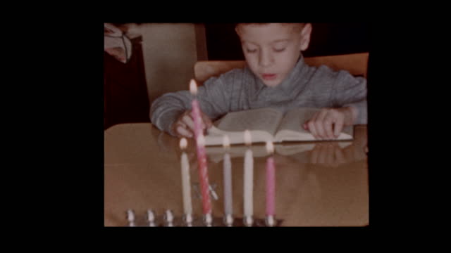 Joven-judía-1958-Lee-libro-en-Hanukkah