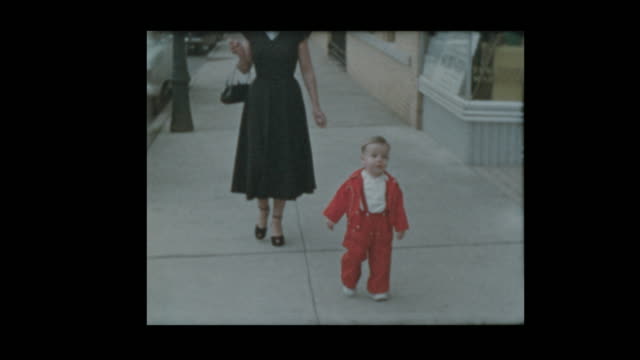 1954-Baby-jungen-versucht,-alte-Oldtimer-entsperren