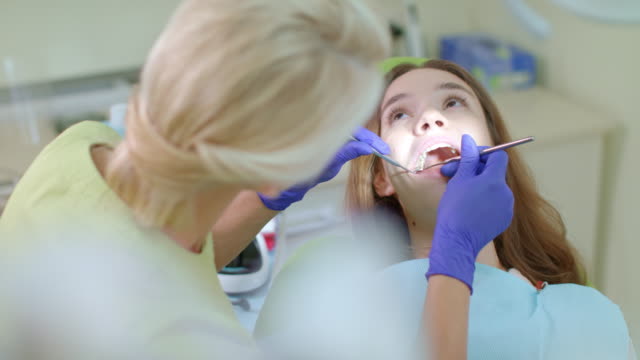 Zähne-Behandlung-in-der-Zahnklinik.-Zahnarzt-dental-Werkzeugen-zum-kranken-Zahn