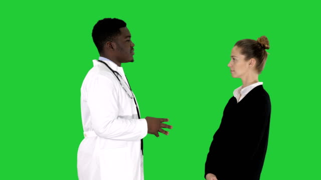 Hombre-africano-doctor-hablando-con-paciente-femenino-en-una-pantalla-verde-Chroma-Key