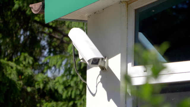 Überwachungskamera-an-der-Wand-in-Zeitlupe-4K-60fps