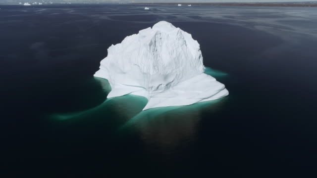 Luftbild-Drohne-Schuss-fliegen-in-Richtung-einer-großen-Eisbergs-In-Grönland-In-der-Arktis