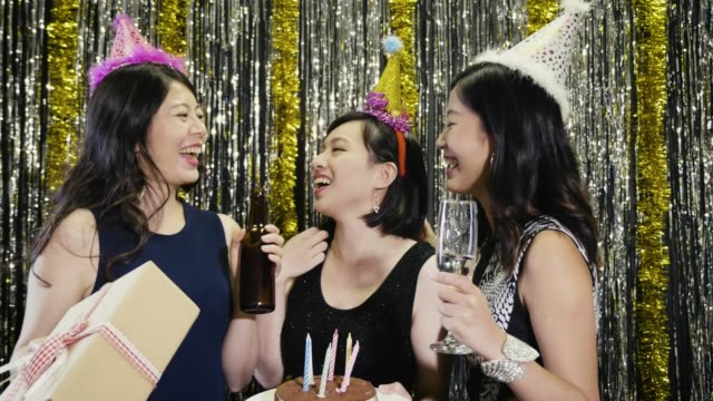 asiatischen-Freundinnen-Tanzen-während-der-Geburtstagsfeier