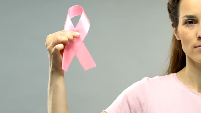 Frau-mit-rosa-Schleife,-Breast-Cancer-Awareness,-muss-für-die-regelmäßige-Prüfung