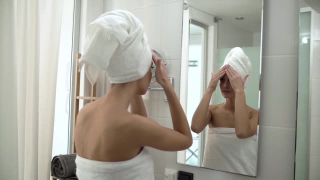 Face-Skin-Care.-Woman-Applying-Cream-On-Skin-At-Bathroom