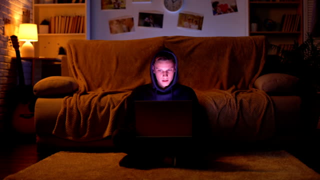 Teenager-spielen-beim-Laptop-plötzlich-Cyberangriff-Computerviren-klingelt