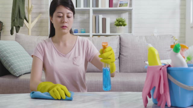 Japanische-Frau,-die-ihre-Hausarbeit-erledigt