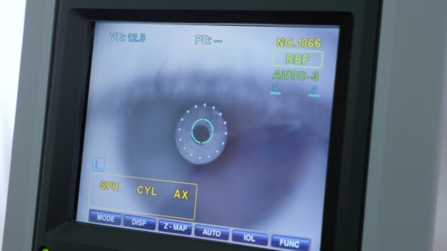 Die-Ausrüstung-des-modernen-Augenarztes-in-der-Klinik.-Keratometer-moderne,-automatisierte-Maschine,-die-den-Augapfel-untersucht.