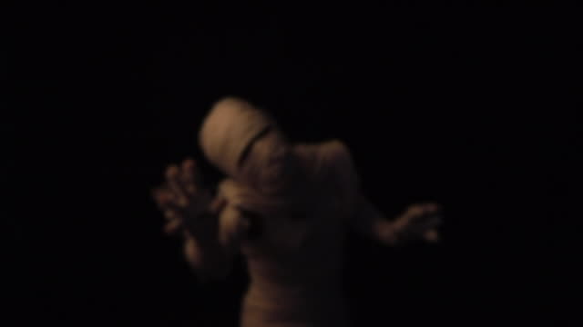 Mummy-walking-in-darkness.l.