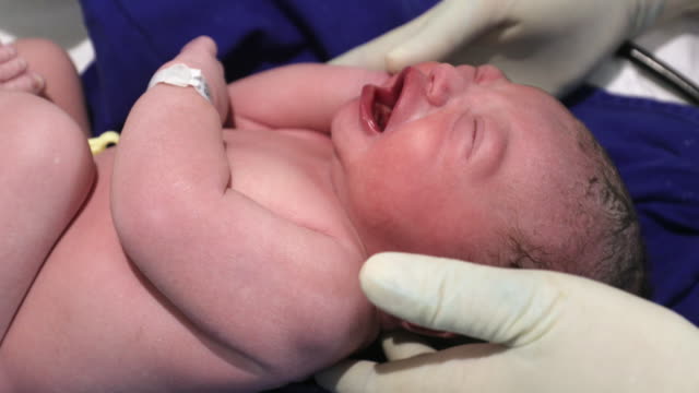 Neugeborenes-Baby-nach-der-Geburt-erste-Sekunden-des-Lebens