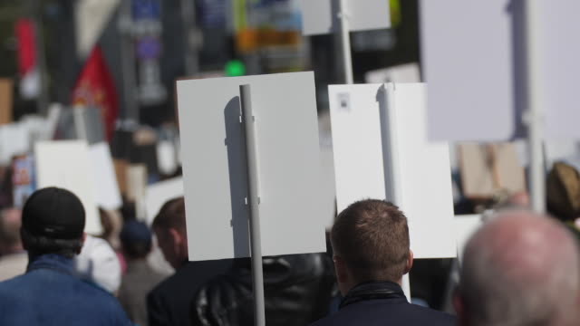 Crowd-Aktivisten-bei-einer-Kundgebung-mit-Plakaten-sind-auf-der-Straße-Wanderbanner-Europa.