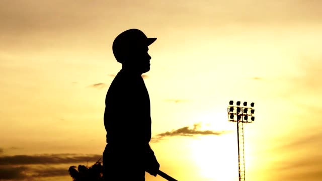 Silhouette-Baseball-Spieler-hält-einen-Baseballschläger,-um-die-Kugel-bohrt-zu-treffen