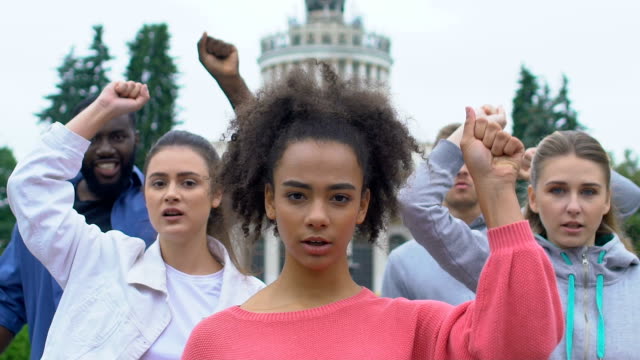 Jóvenes-activistas-levantando-la-mano-cantando-por-los-derechos-humanos,-piden-democracia
