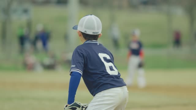 Zeitlupe-des-Kindes-in-Position-in-der-Mitte-des-Baseball-Spiel