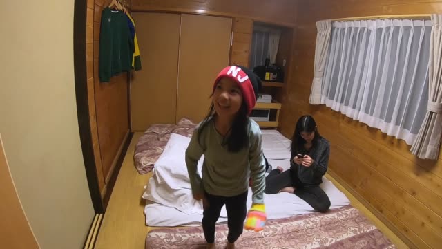 La-familia-está-durmiendo-en-una-fría-noche-de-invierno-en-el-dormitorio-de-estilo-futón-japonés.