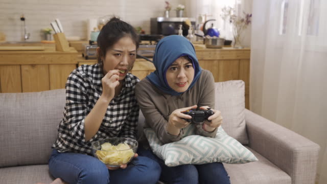 islam-female-playing-games--losing.
