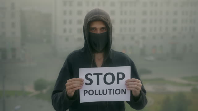 El-hombre-usa-máscara-respiratoria.-Detener-la-contaminación-del-aire.-Smog-de-tráfico-de-la-ciudad.-Rrespirator