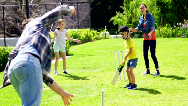 Familie-spielen-Cricket-im-park