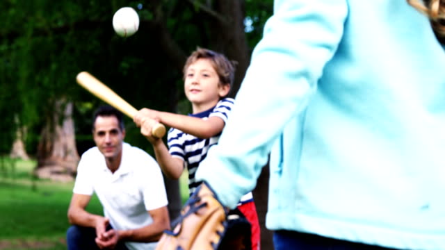 Family-playing-baseball-in-the-park