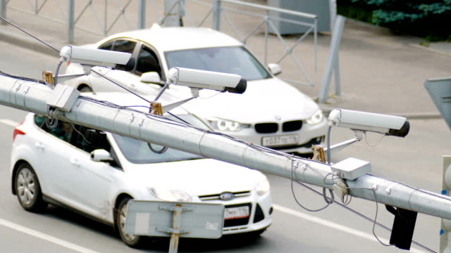 Closeup-de-tres-tráfico-cámara-de-vigilancia-de-seguridad-CCTV-en-la-carretera